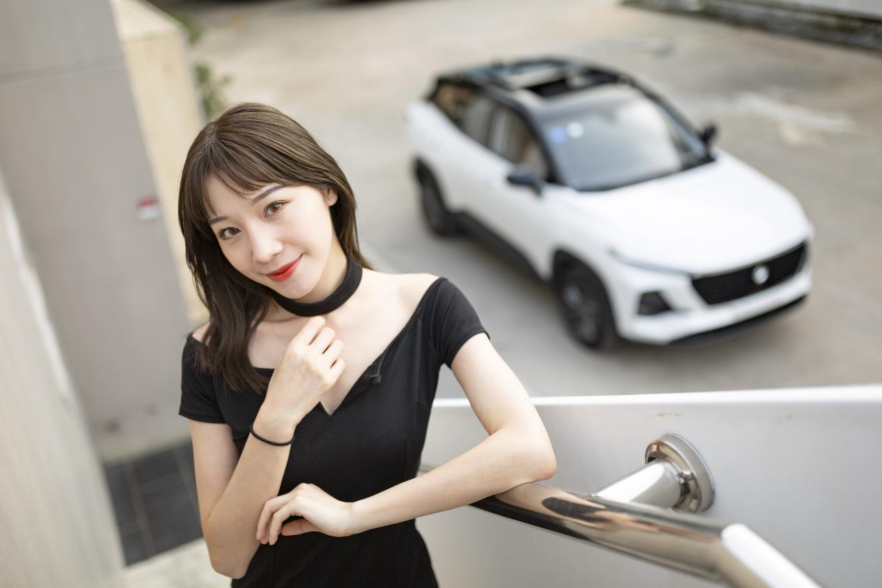 美女淘宝店主当车模，为爱车打CALL，能发微信的RS-3让她时刻在线