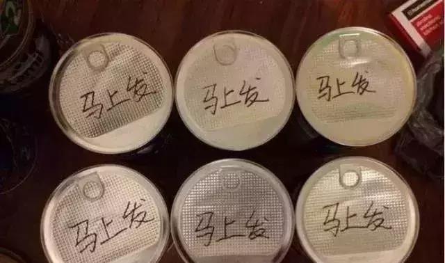 你给宝宝代购的奶粉可能是假的！国外沃尔玛奶粉桶下出现中文签名