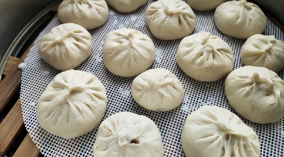 双擀面杖擀小笼包皮教程,小笼包现做现蒸的方法