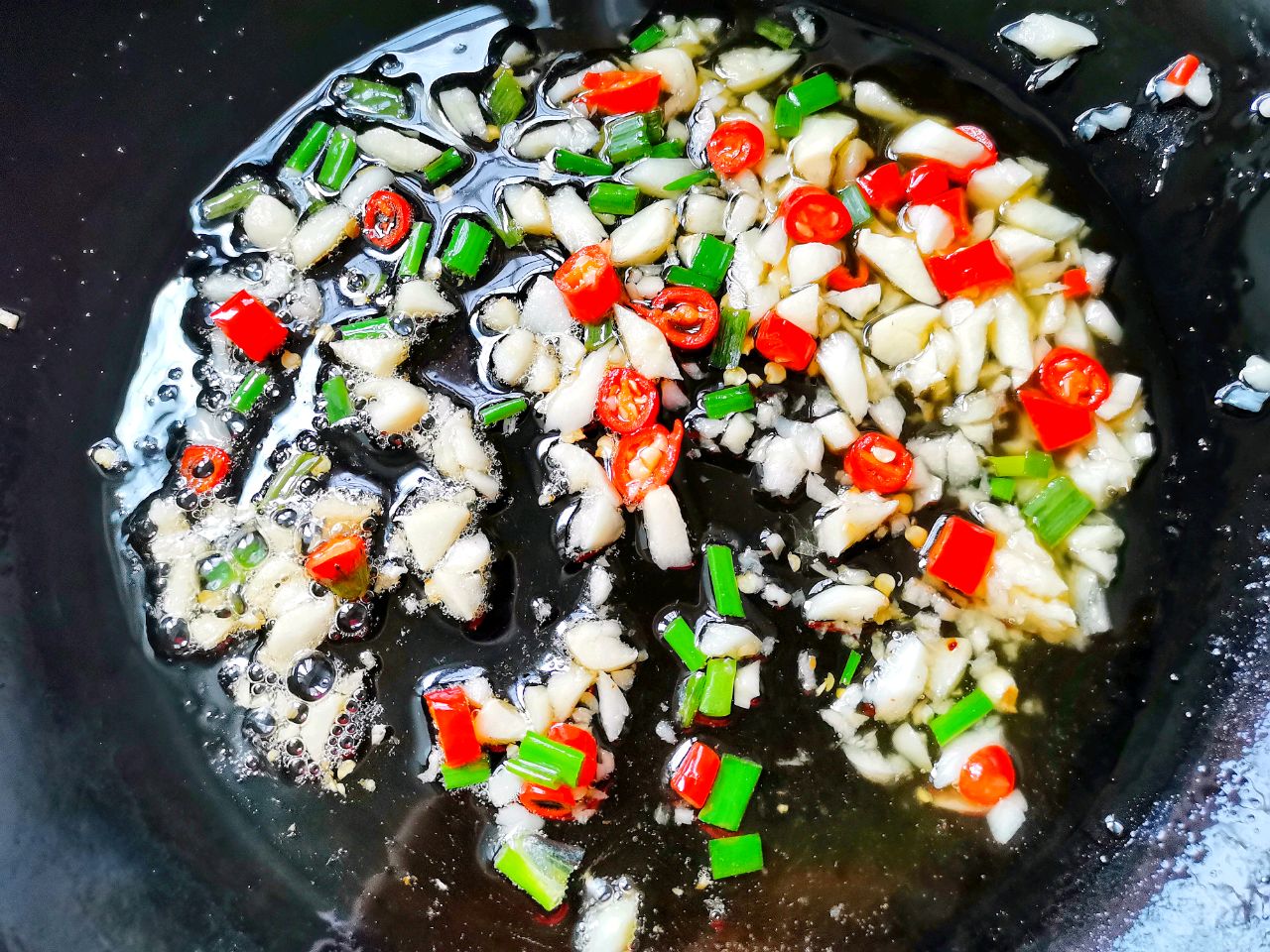 电饭锅香菇鸡丁焖饭,懒人版香菇鸡腿焖饭