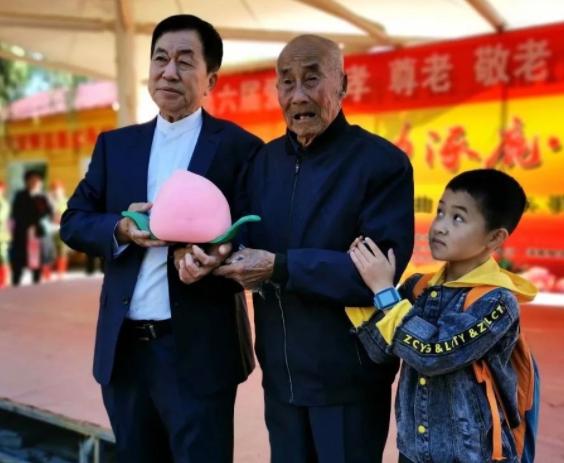 雷锋就在我身边视频,雷锋就在我们身边事迹