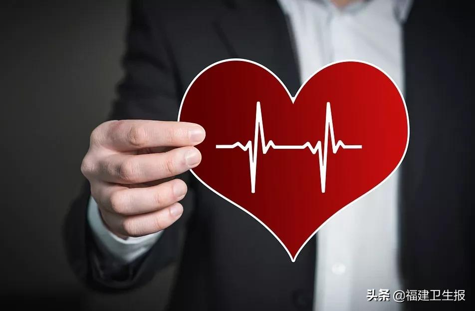 男子误把心梗当中暑险些丧命！每年都有人误诊！4个特征一眼辨别