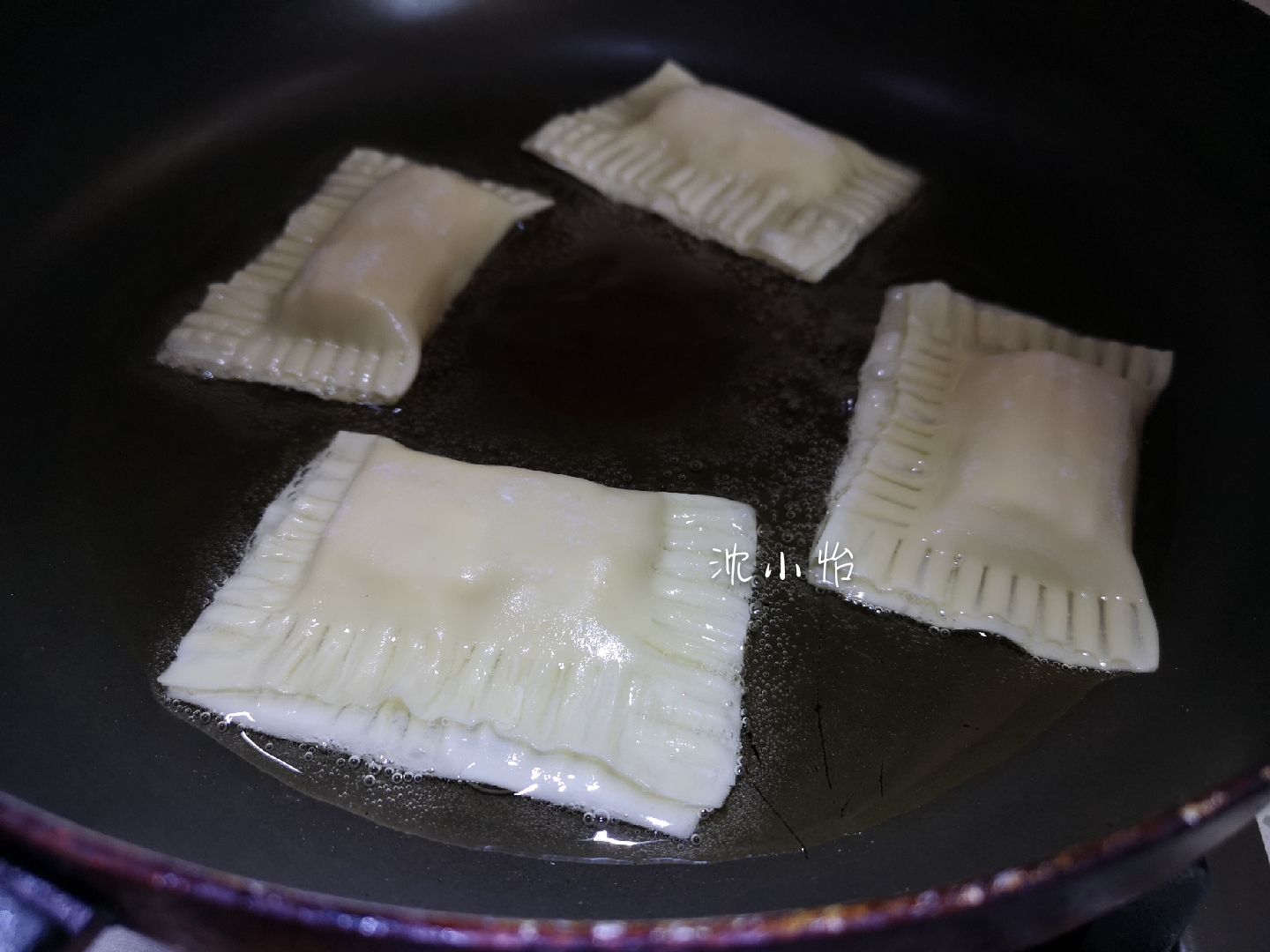 多余的饺子皮、馄饨皮千万不要扔，简单处理一下，秒变美味小吃