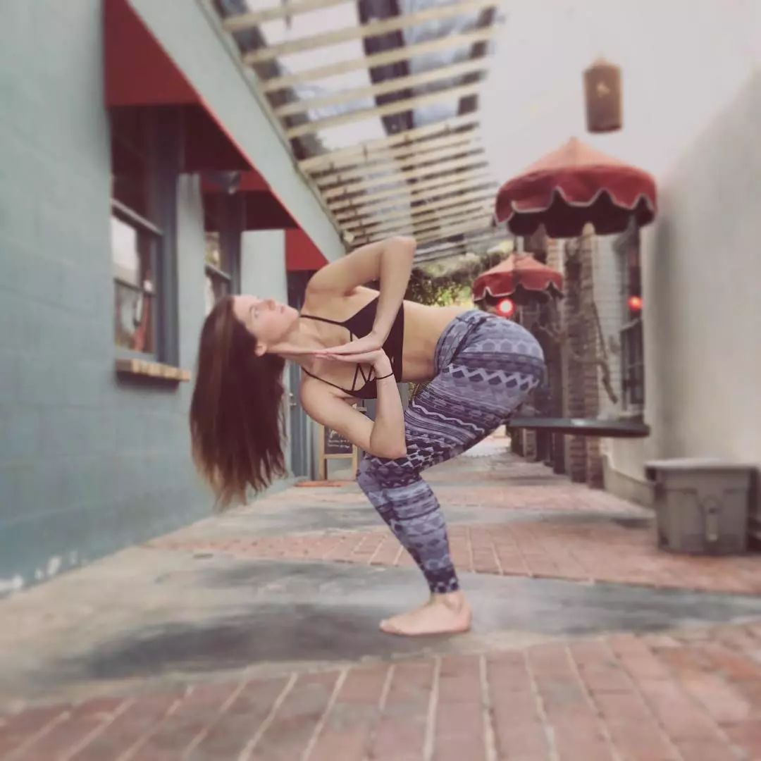 给身体松松绑，打碎“不可能”，哪里像是腰酸背痛的人