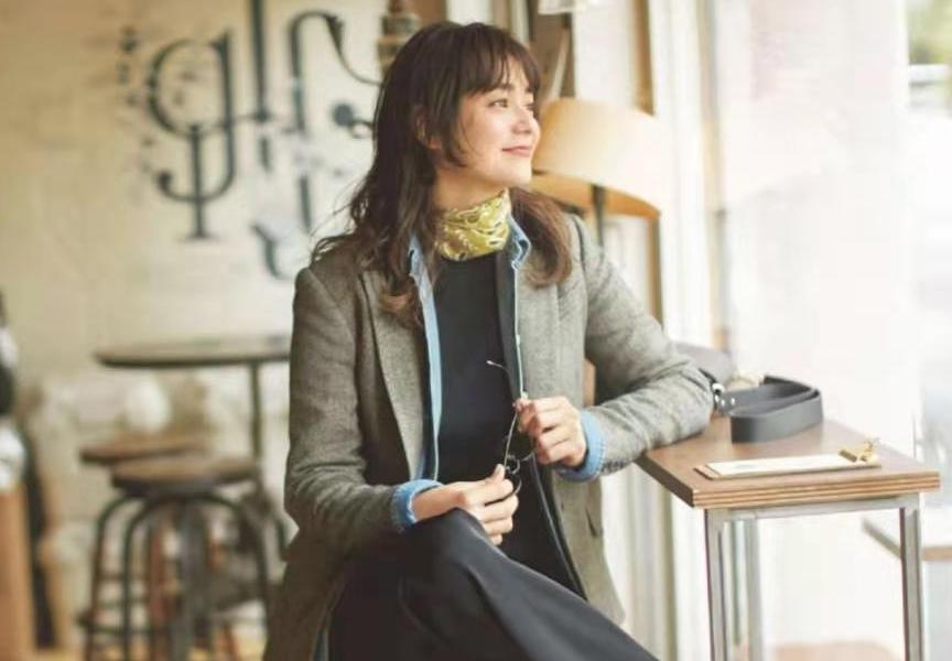 50岁女人经常掉头发,50岁以后女人留长发