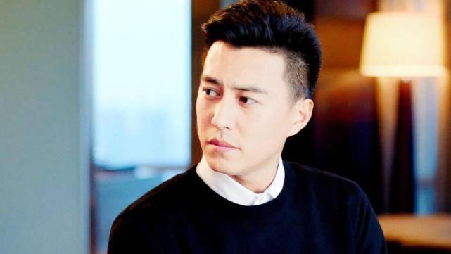 说大话、卖弄文字、夸大学识，“老干部”靳东人设崩得一点不冤