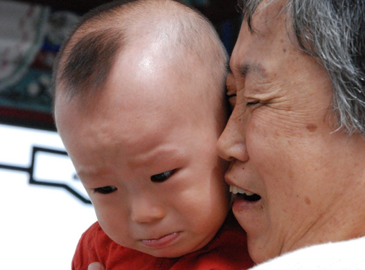 宝宝认生看到人就哭怎么办,婴儿见生人就哭是胆小吗