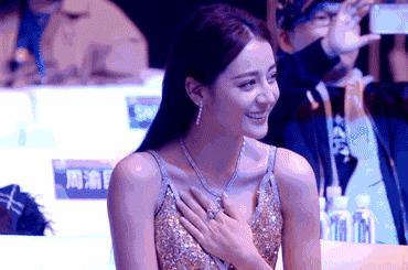 迪丽热巴出席活动穿礼服,迪丽热巴穿礼服出席活动