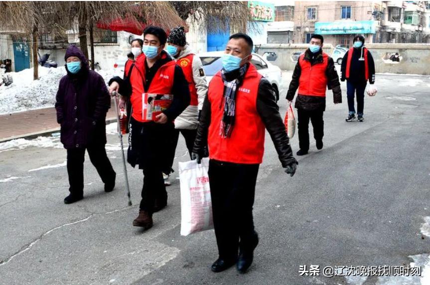 志愿者慰问贫困户温情暖人心,志愿者关爱贫困户爱心传递正能量