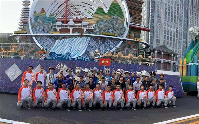 记者揭秘“多彩贵州”彩车走过*安门天**那一刻！“多彩贵州”彩车副驾驶：骄傲！自豪