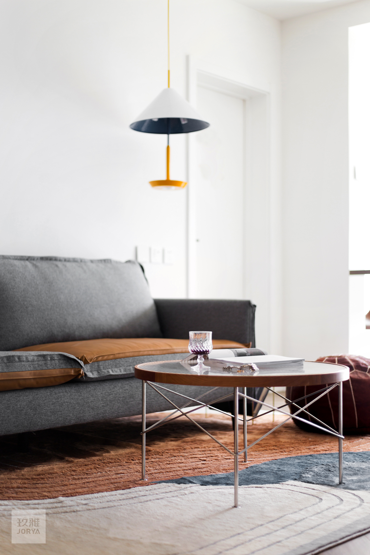 这家的电视柜既能收纳，也是喵星人乐园​