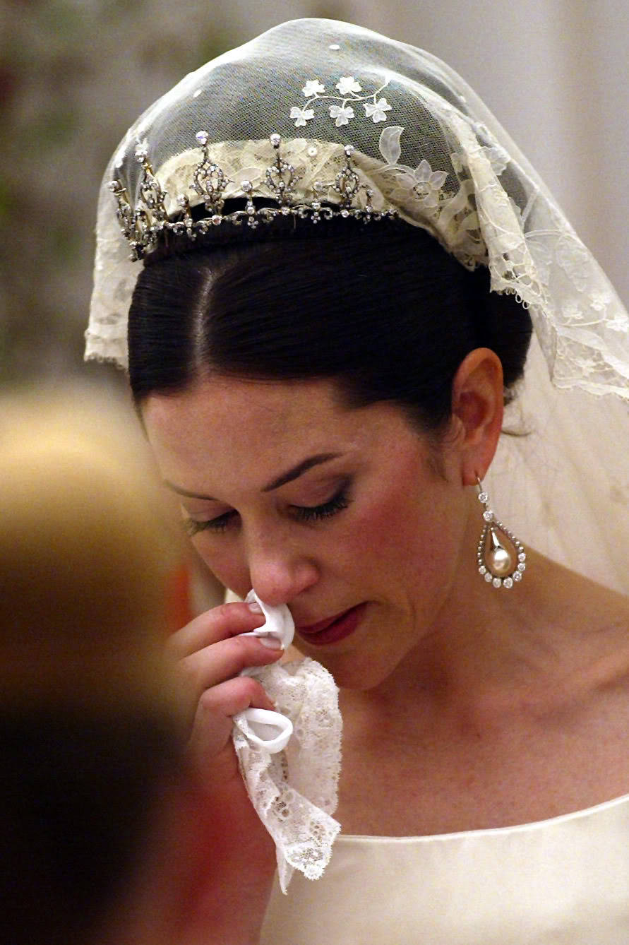 看了这些王室婚礼，原来王妃们佩戴头纱的方式，可谓百花齐放啊