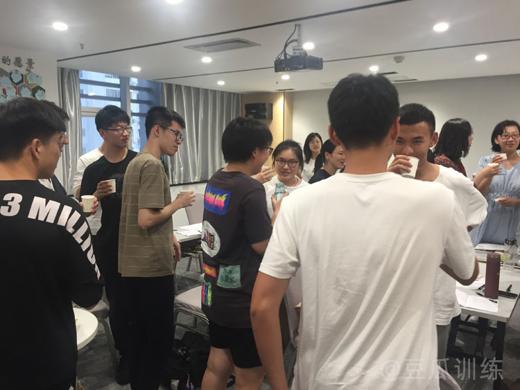 与陌生人搭讪应该关注什么,与陌生异性聊天技巧