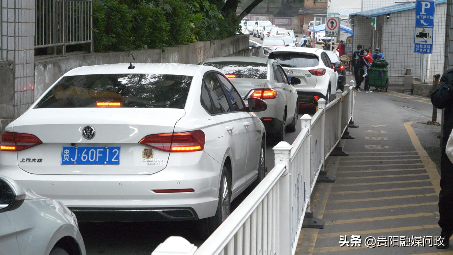 驾车就医“最后100米”有点“卡”，症结主要在于医院车位不够｜融媒问政