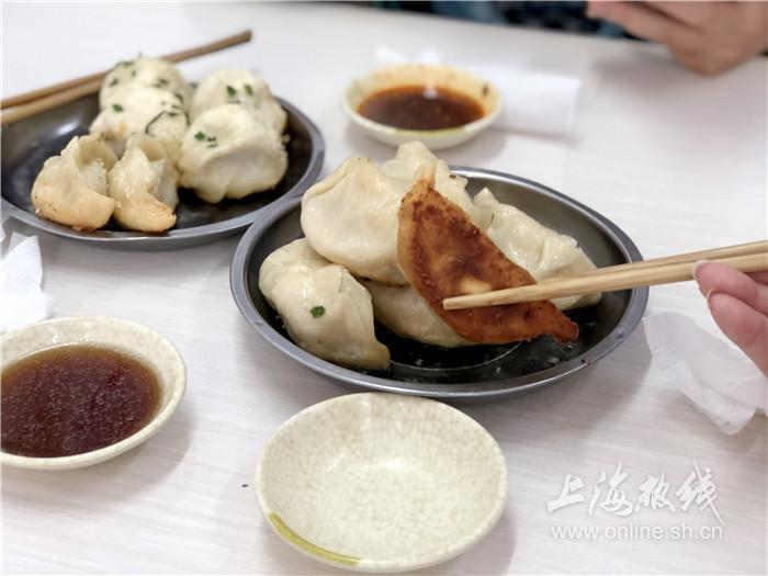 沙富生煎锅贴大王排长队也要吃的锅贴米道好