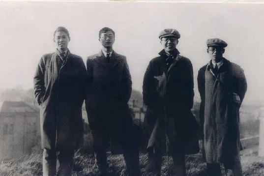 华罗庚：杂货铺出来的数学家，毛主席夸他人们尊敬他，为什么？