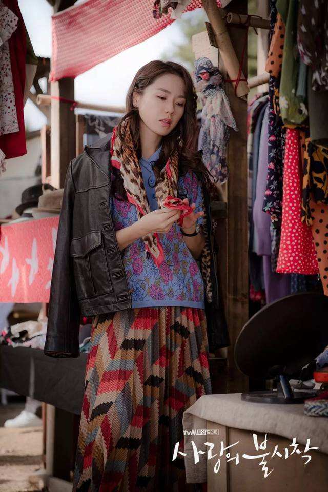 爱的迫降孙艺珍瑞士穿搭皮衣,爱的迫降孙艺珍长款碎花裙视频