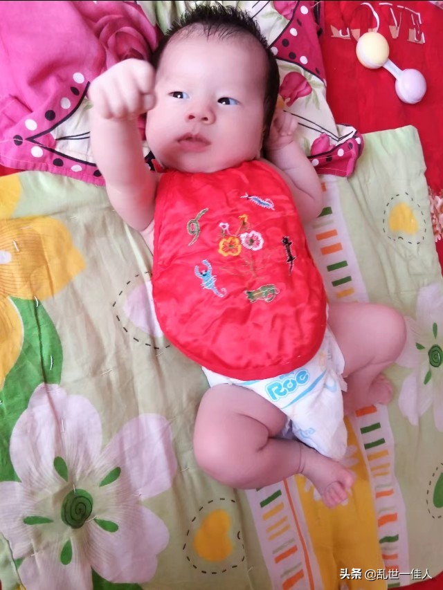 一岁半宝宝喜欢趴着全身用劲,婴儿为什么老是很用劲