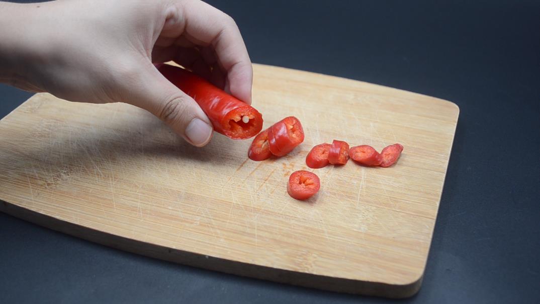 切辣椒手辣用水冲还是油可以缓解,切辣椒怎么样才不会辣手