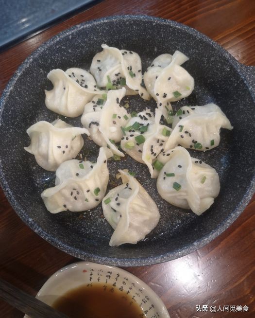 俄罗斯美女在上海开饺子馆，小米粥小咸菜不要钱，客人来得真不少
