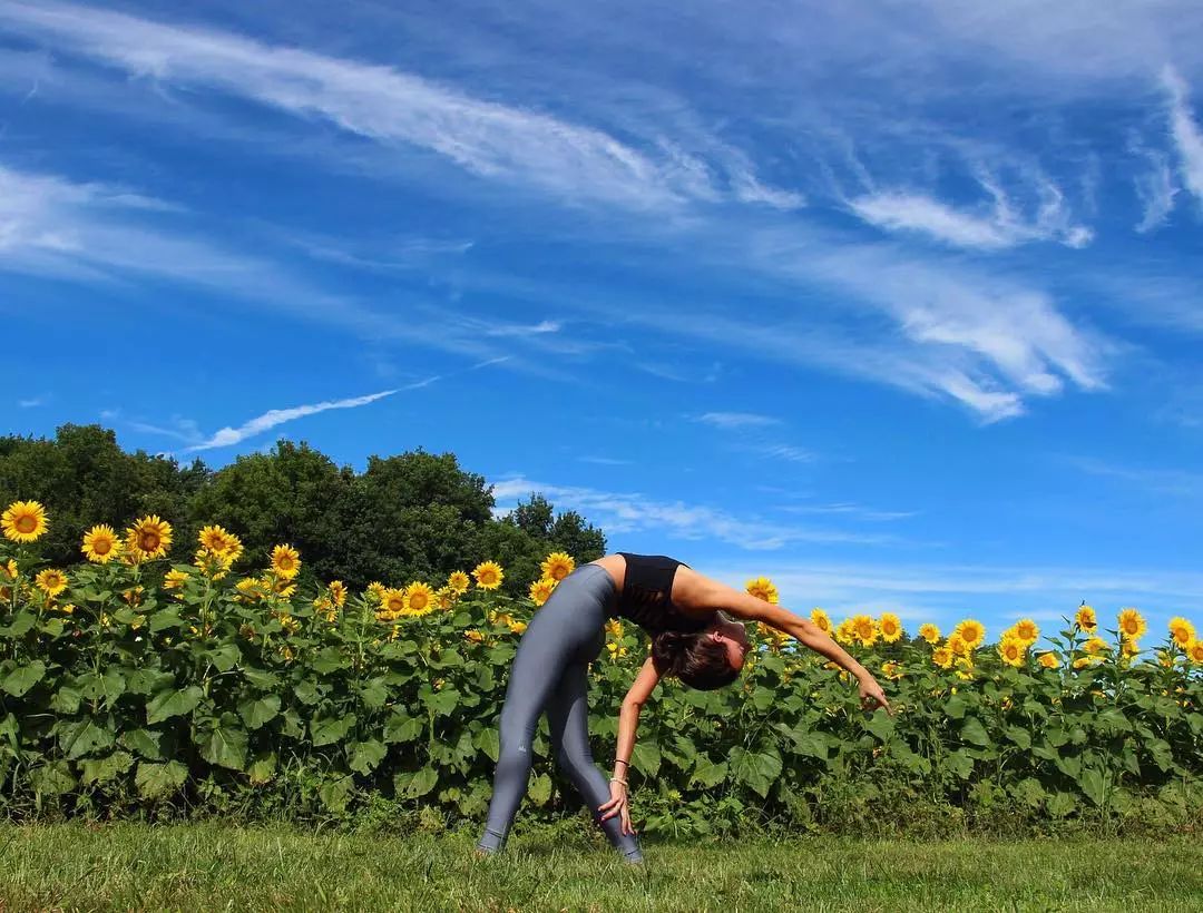 能让身体迅速出汗的动作,来点轻松弹跳步