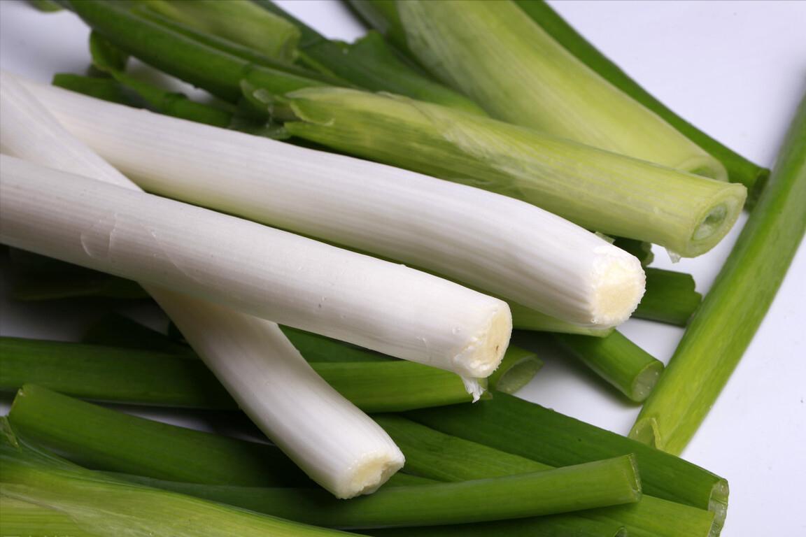 保存大葱不空心不黄叶的好方法,大葱怎样保存不干而不烂