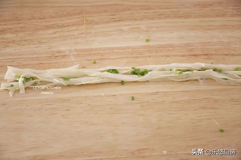 饺子皮剩了怎么做饼好吃,饺子皮葱花饼怎么做又软又好吃