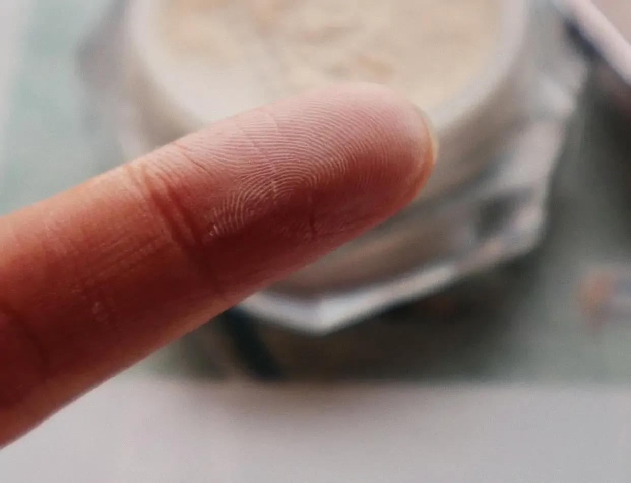 nars定妆有细闪吗,nars蜜粉和玫珂菲哪个适合干皮