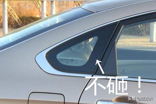 车钥匙被锁后备箱开锁,车钥匙被反锁在车内怎么开锁