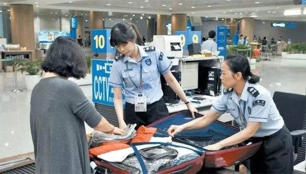 中国海关新出“黑科技”大批华人刚下飞机行李被锁，还贴上封条