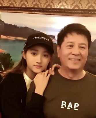 鹿晗关晓彤官宣戴的手表,鹿晗和关晓彤的戒指