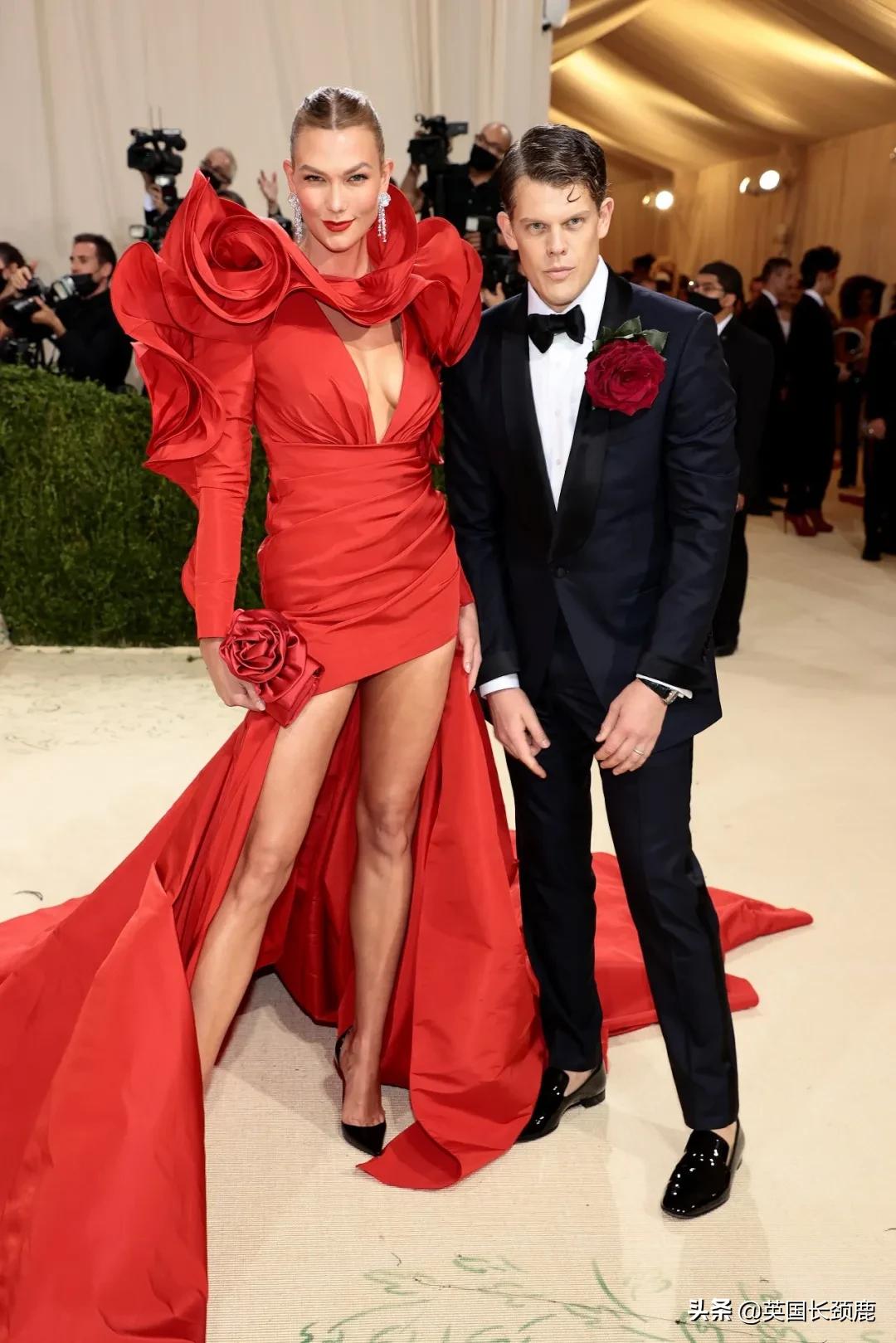 卡戴珊化身摄魂怪、碧梨赛白雪公主...今年METGALA妖魔鬼怪再出洞