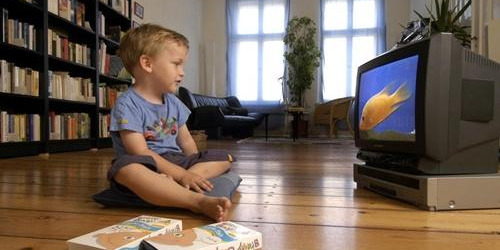 宝宝多大可以看电视最合适,宝宝多大可以看电视玩电脑