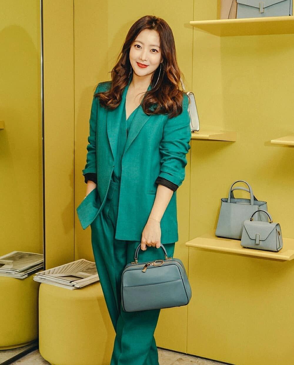 金喜善不愧是韩国第一美女，穿绿色西装套装配长卷发，气质太惊艳