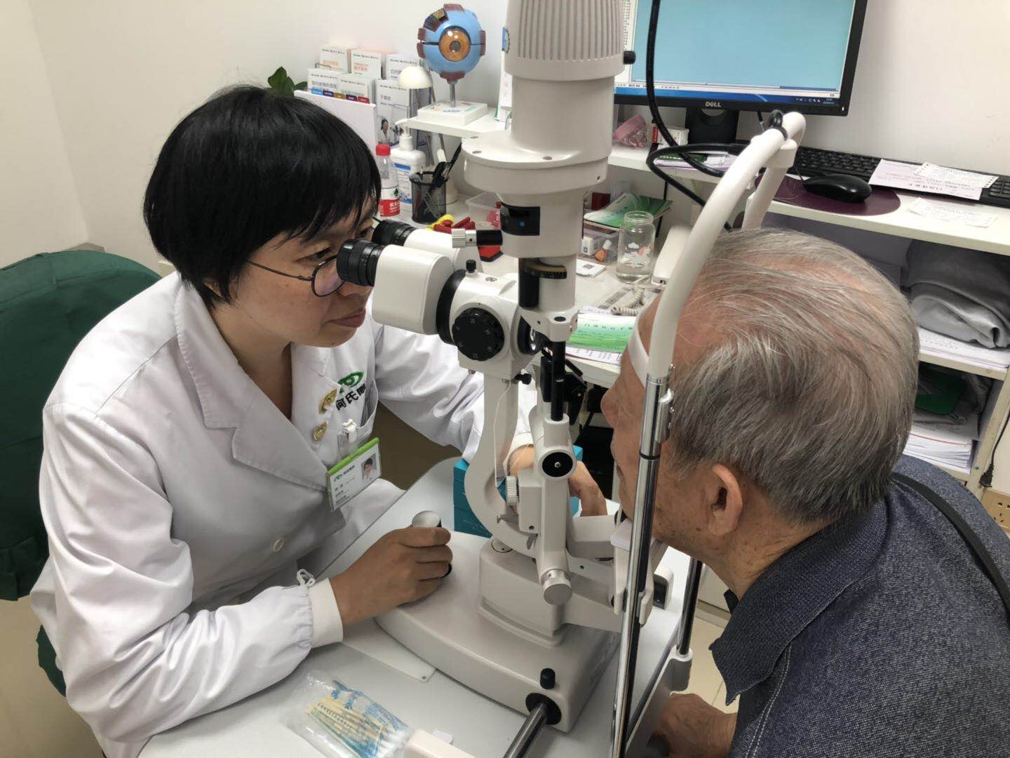 化妆过敏导致眼睛肿怎么办,化妆导致眼睛红肿怎么治