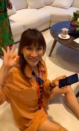 李玟和她老公在香港合影,李玟和富豪老公罕见同框