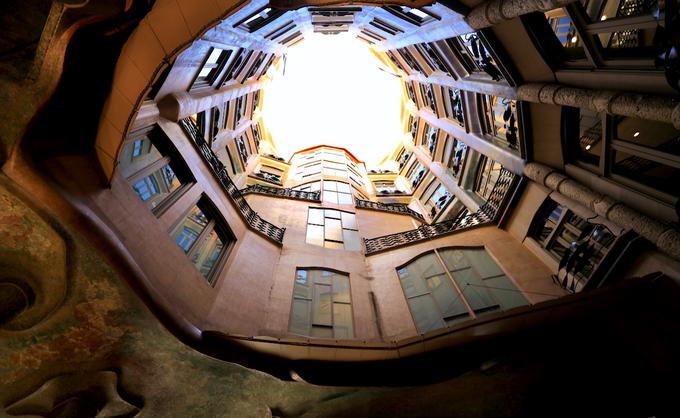 米拉之家是什么风格建筑,和米拉之家相似的建筑