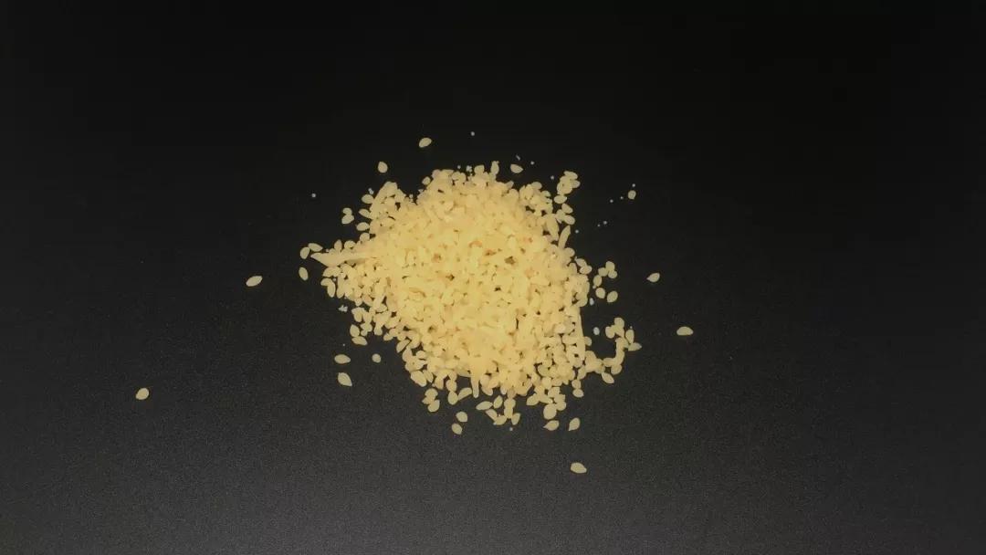 涂口红前要涂粉饼打底,涂口红要打底