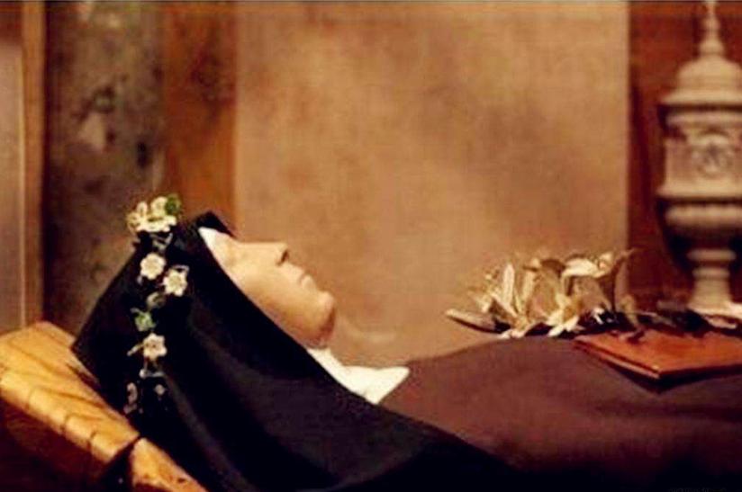 法国“圣女”死亡140年，仍是“不朽之身”，专家：真实睡美人