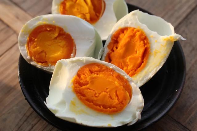 现在腌咸鸭蛋最合适，3步搞定，半个月就能吃，个个金黄起沙流油