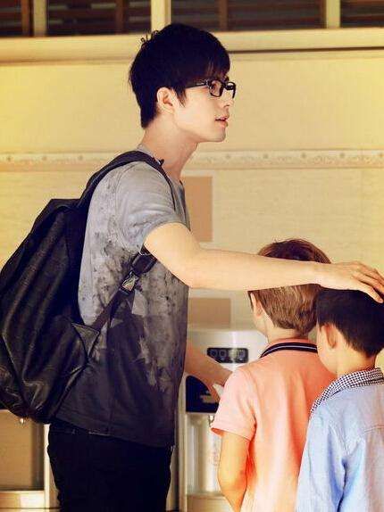 陈学冬摔伤视频,陈学冬因车祸腿部受伤