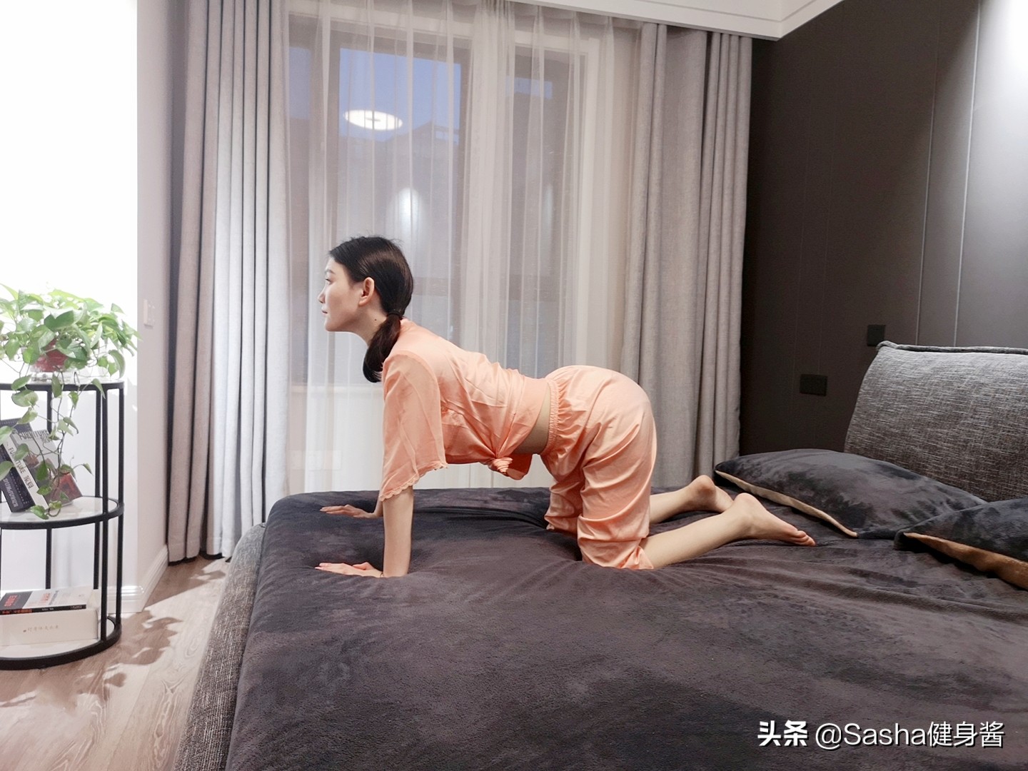 练好下犬式，释放压力，消除背部疼痛