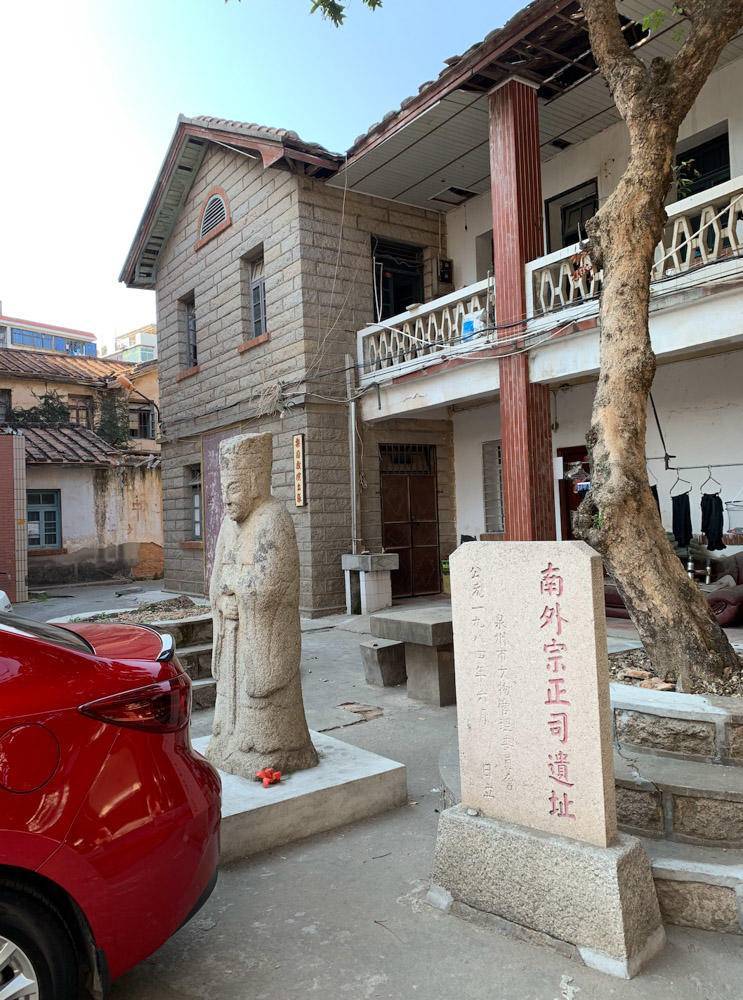 一个想变成蚯蚓的男人，和一个想变成鹅的女人