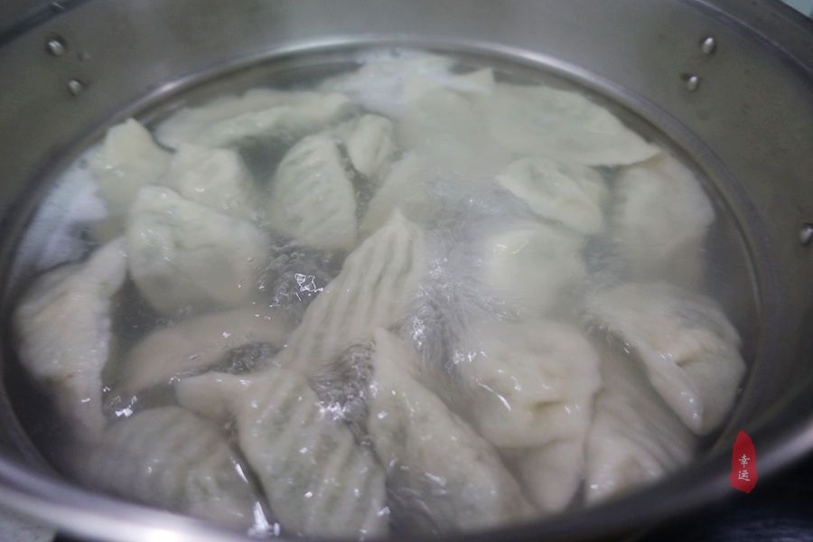 吃饺子不放肉，全家人还都吃得有滋有味的，孙女吃得最开心