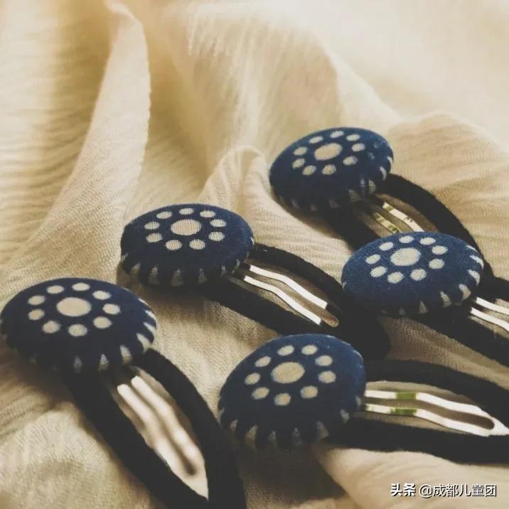 在成都这些小众的杂货铺里，藏着女娃娃最乖的头花