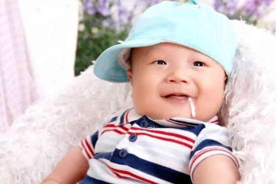 六个月宝宝吐奶的原因及解决办法,10天的新生儿总是吐奶怎么解决