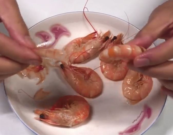 教你最快的剥虾皮方法，吃货朋友偷偷教我的，一大盘虾都不够你剥