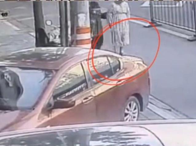 孕妇散步婴儿突然出生,孕妇走在大街上孩子突然掉出来了