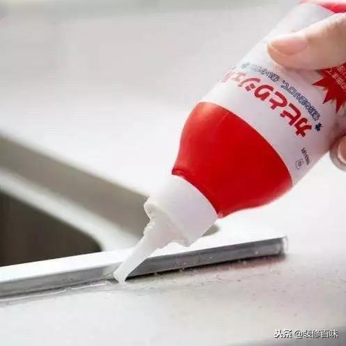 家里玻璃胶发黑了怎么重头弄,家里的玻璃胶发黑怎么清洗