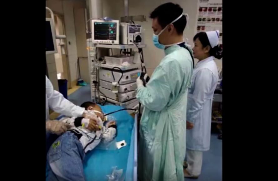 男童吞下它后剧烈不适紧急送医,6岁男孩吃了肉之后吐了